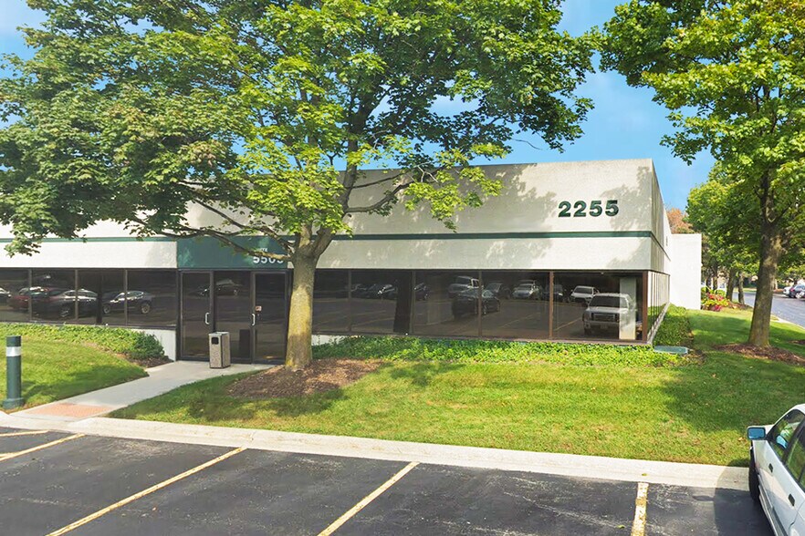 2255 Enterprise Dr, Westchester, IL à louer - Photo du bâtiment - Image 2 de 6