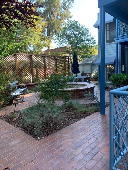 430 D St, Davis, CA à louer - Photo du bâtiment - Image 3 de 10