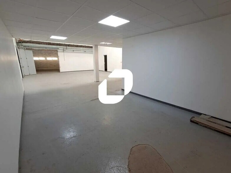 Flex in Nanterre for lease - Interior Photo - Image 3 of 7