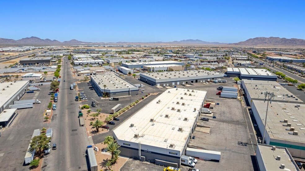 4420-4440 Mitchell St, North Las Vegas, NV à louer - Photo du bâtiment - Image 2 de 3