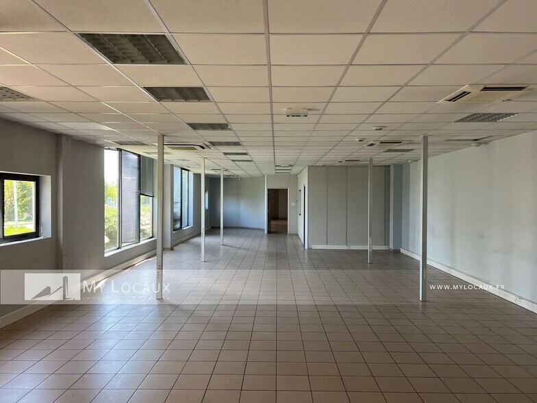 Flex in Stains for lease - Interior Photo - Image 2 of 8