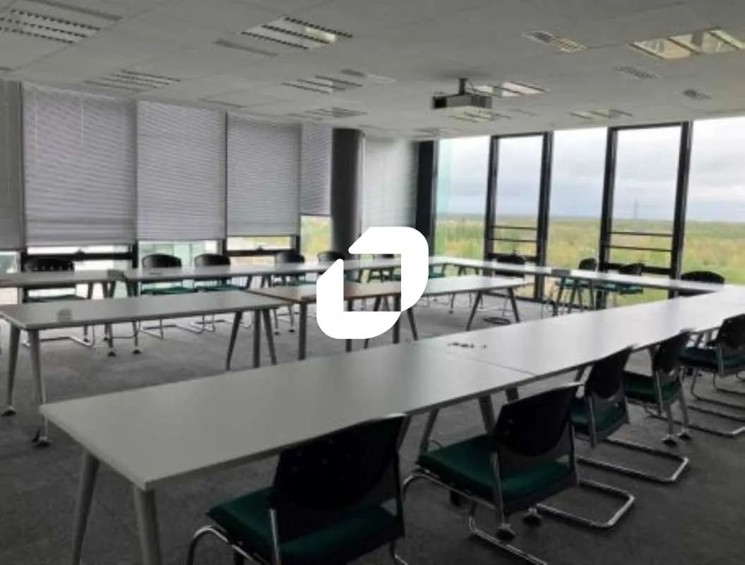 Office in Montigny-le-Bretonneux for lease Interior Photo- Image 1 of 2