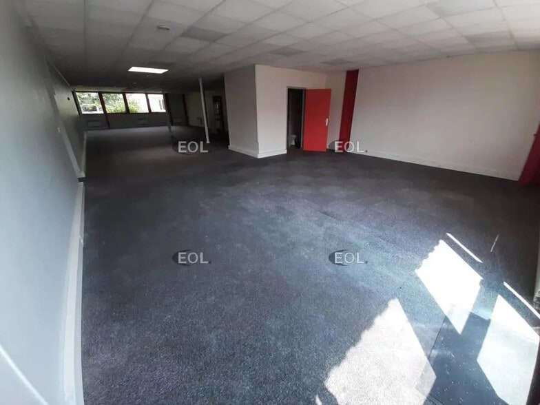 Flex in Villebon-sur-Yvette for lease - Interior Photo - Image 2 of 5