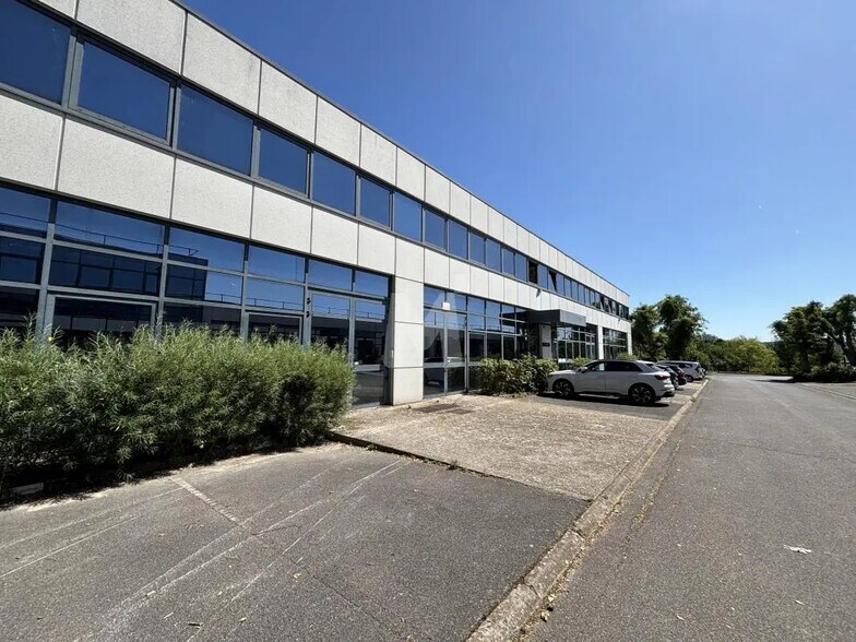 Flex in Saclay for lease - Building Photo - Image 3 of 11