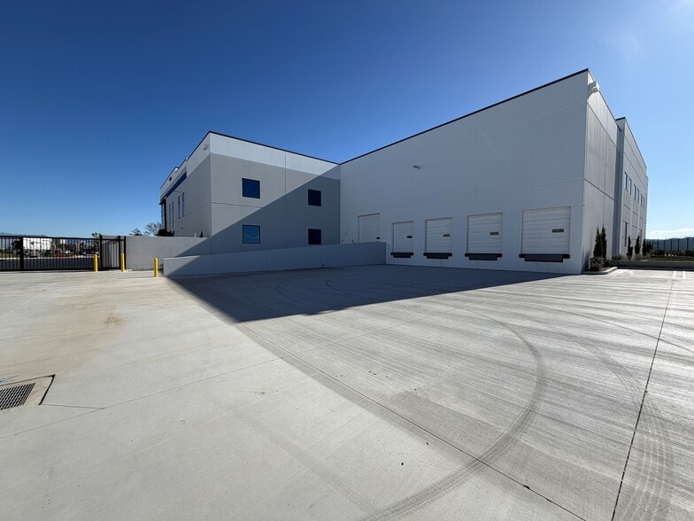 16320 Raymer St, Van Nuys, CA for lease - Building Photo - Image 2 of 6
