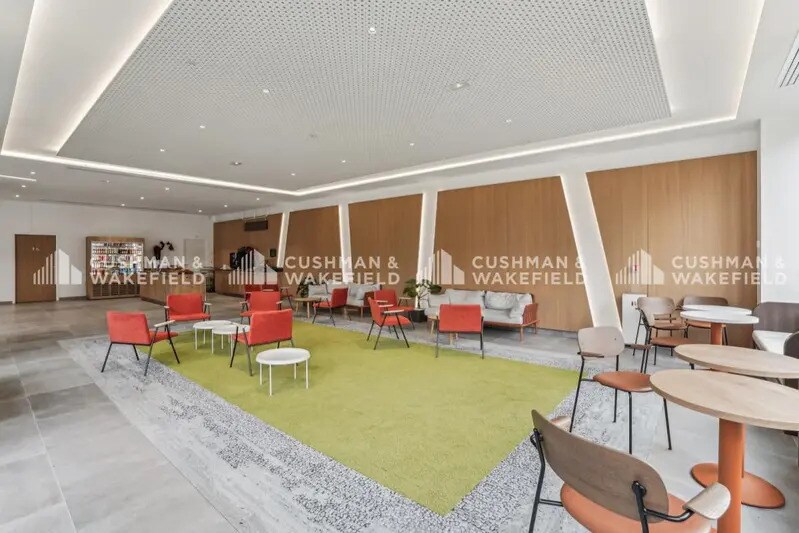 2 Avenue De La Gare, Montigny-le-Bretonneux for lease - Building Photo - Image 3 of 17