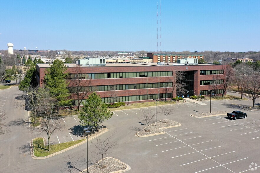 8 Pine Tree Dr, Arden Hills, MN à vendre - Photo du bâtiment - Image 2 de 4