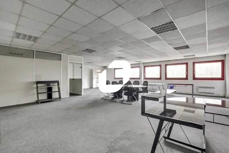 Office in Trappes for lease - Interior Photo - Image 2 of 40