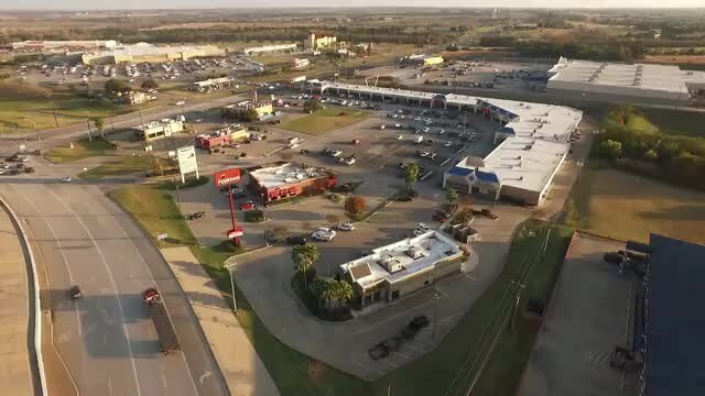 2610-2668 S Highway 36, Brenham, TX à louer - Vidéo sur l’inscription commerciale - Image 2 de 11