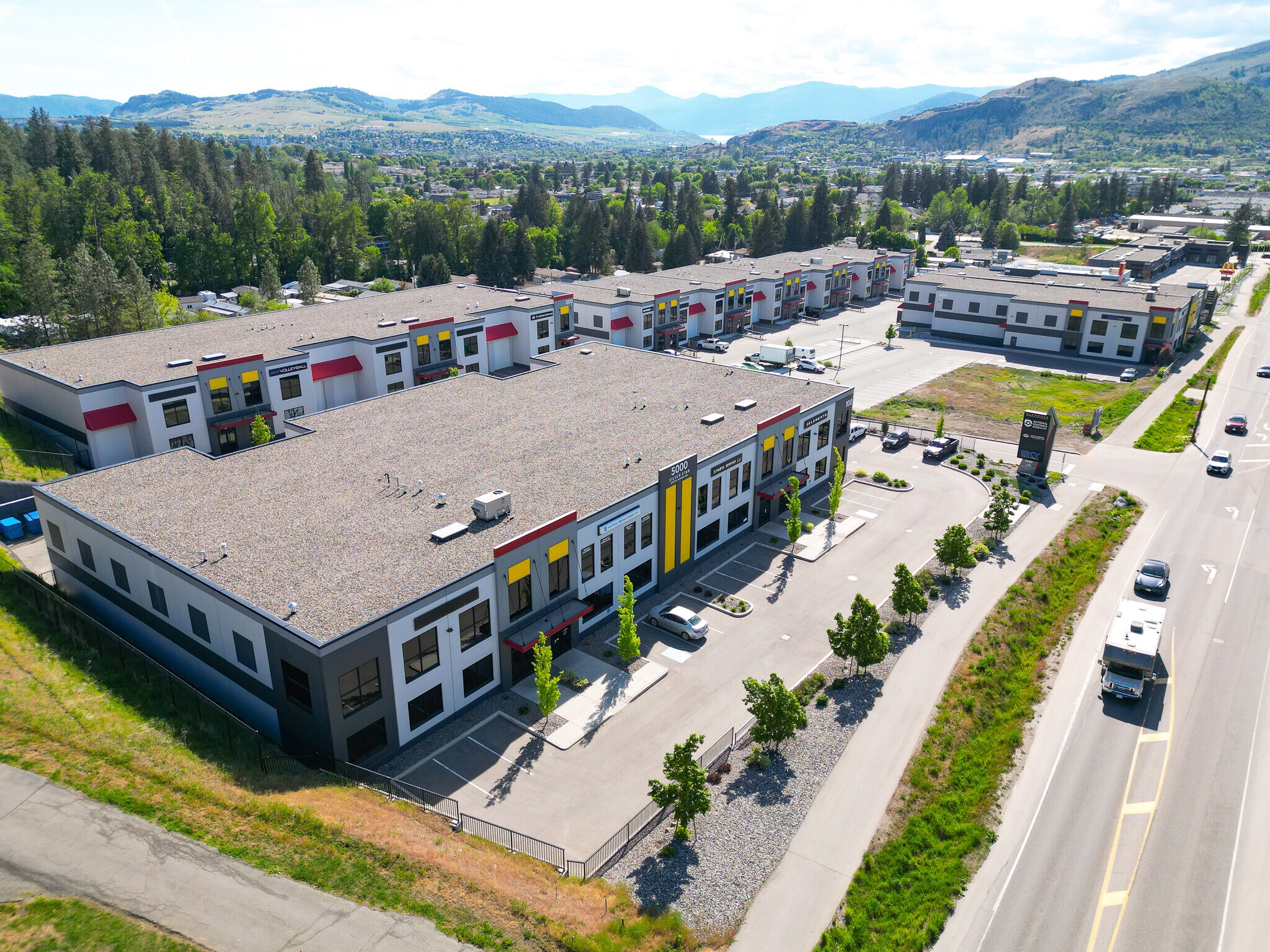 5000 Silver Star Rd, Vernon, BC à louer Photo principale- Image 1 de 38