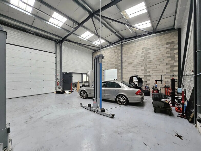 Local d'activités dans Montereau-Fault-Yonne à vendre - Photo du bâtiment - Image 3 de 5