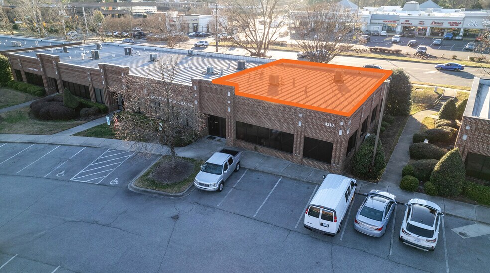 4210 N Roxboro Rd, Durham, NC à louer - Photo du bâtiment - Image 3 de 25