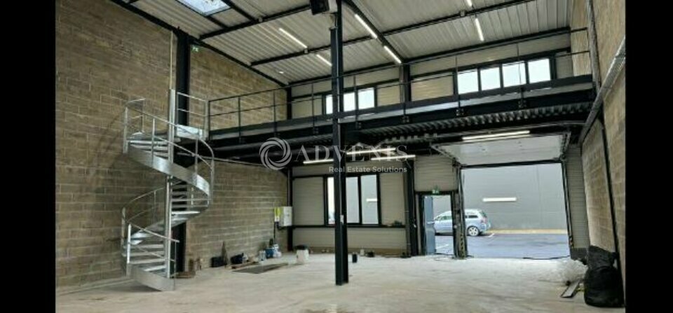 Local d'activités dans Nangis à vendre - Photo du bâtiment - Image 2 de 9