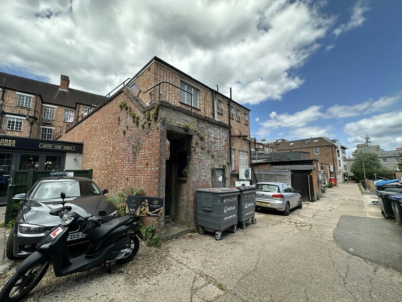 23 High St, Esher à louer - Photo du bâtiment - Image 3 de 4