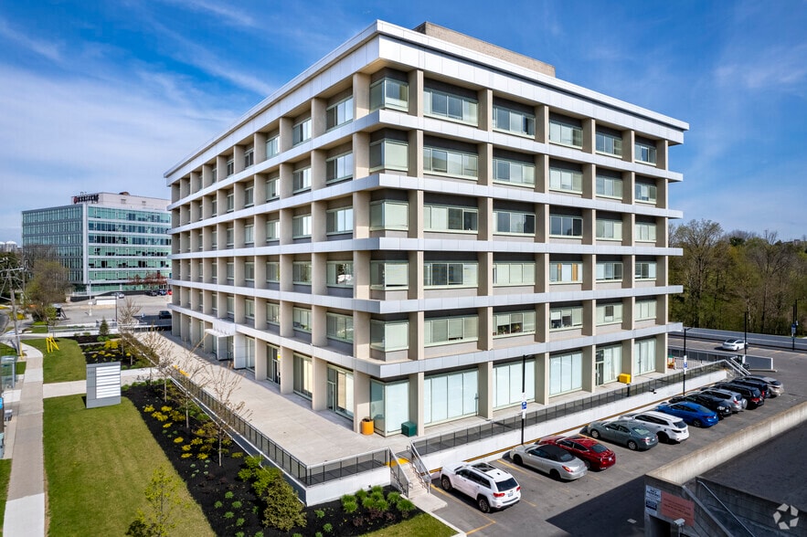 220 Duncan Mill Rd, Toronto, ON à vendre - Photo principale - Image 1 de 5