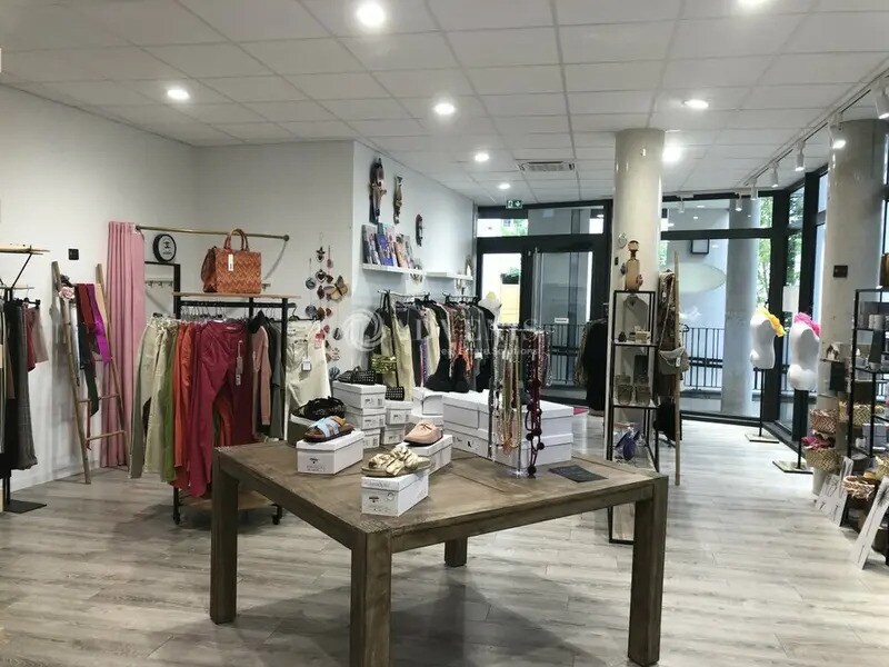 Retail in Genas for lease Interior Photo- Image 1 of 2