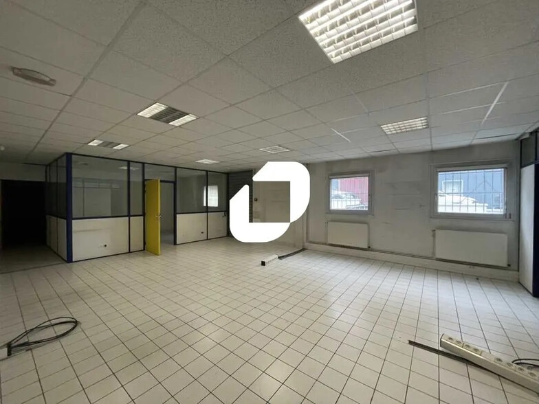 Office in Morangis for lease - Building Photo - Image 2 of 6