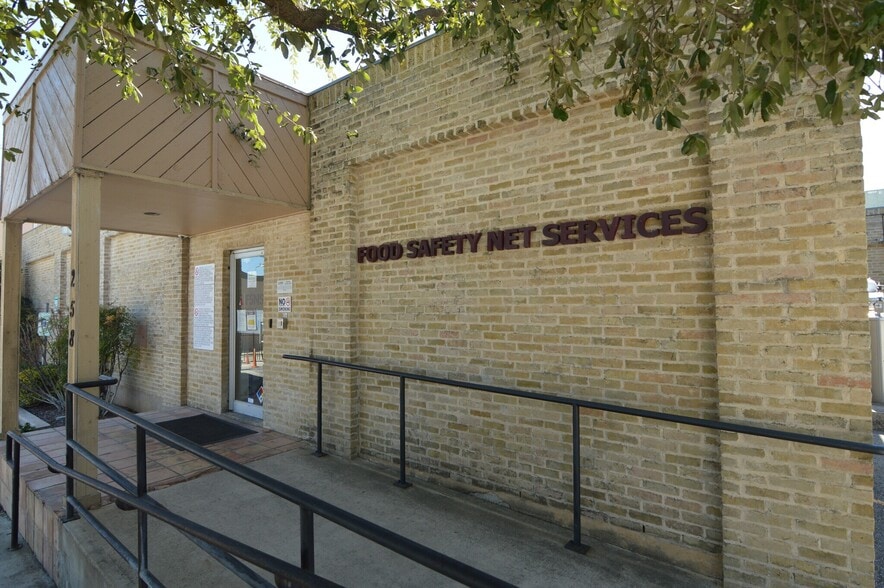 258 W Turbo Dr, San Antonio, TX for sale - Building Photo - Image 2 of 8