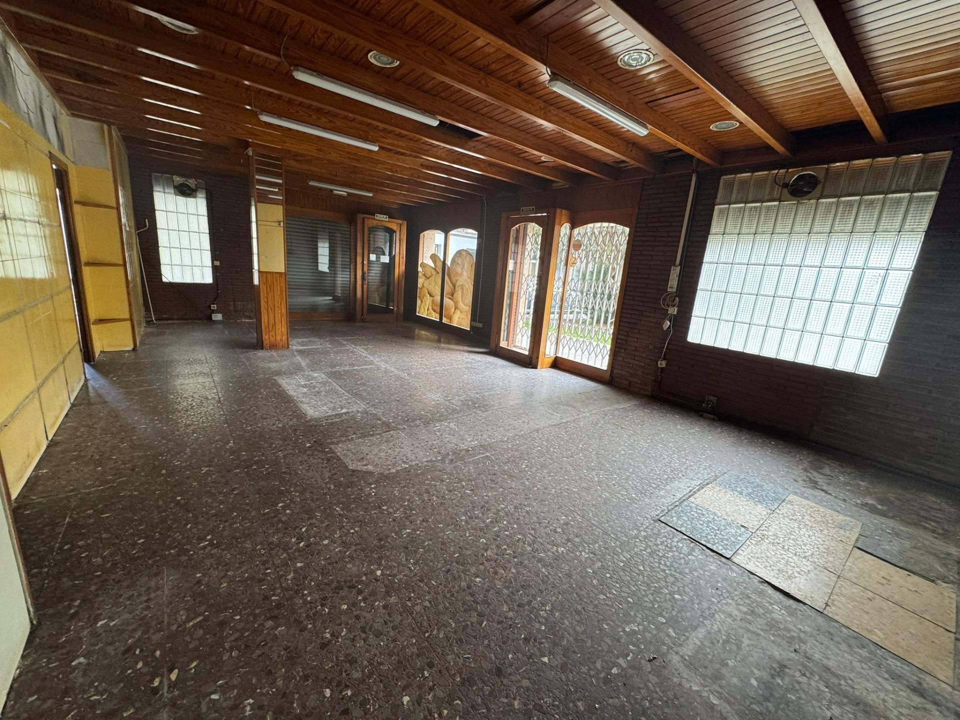 Retail in Cornellà de Llobregat, Barcelona for lease Interior Photo- Image 1 of 9