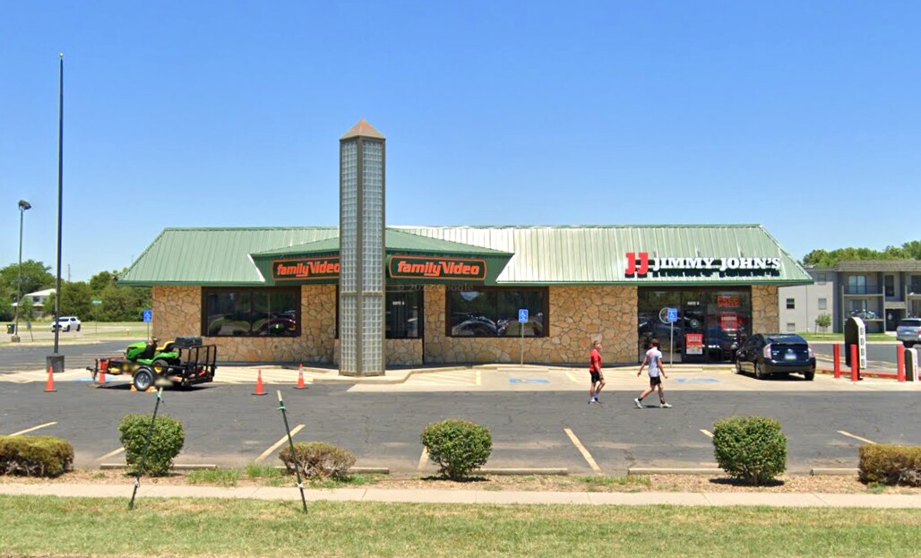 900 E 30th St, Hutchinson, KS for lease Building Photo- Image 1 of 5