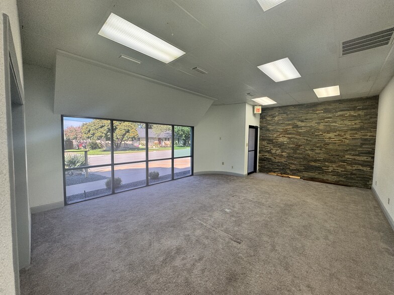 405 W Kaufman St, Rockwall, TX for lease - Interior Photo - Image 2 of 4