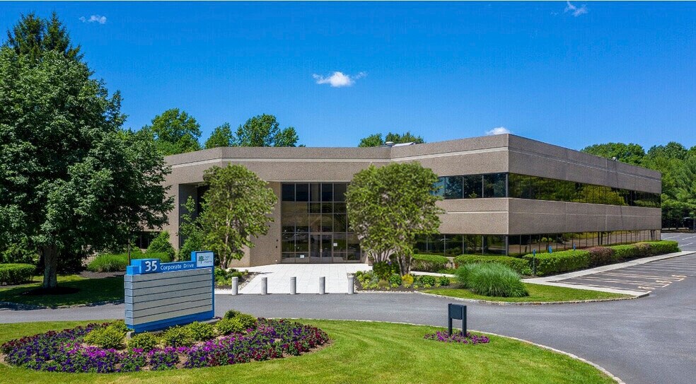 35 Corporate Dr, Trumbull, CT à louer - Photo du bâtiment - Image 1 de 22