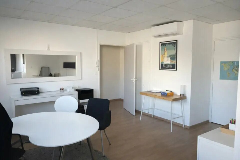 Office in Nîmes for lease Interior Photo- Image 1 of 8