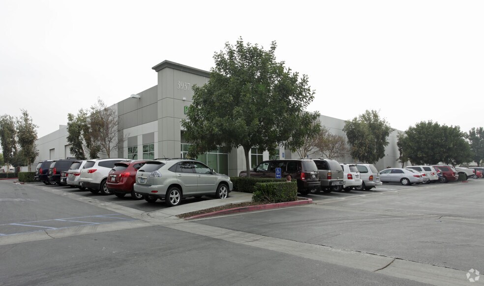 3937-3949 Schaefer Ave, Chino, CA à vendre - Photo principale - Image 2 de 4