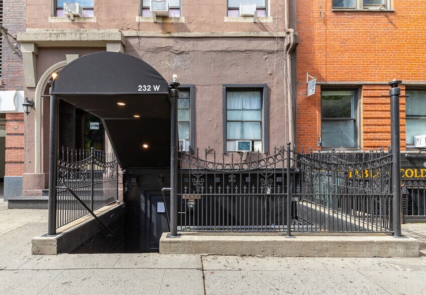 232 W 14th St, New York, NY à louer - Photo du bâtiment - Image 1 de 4