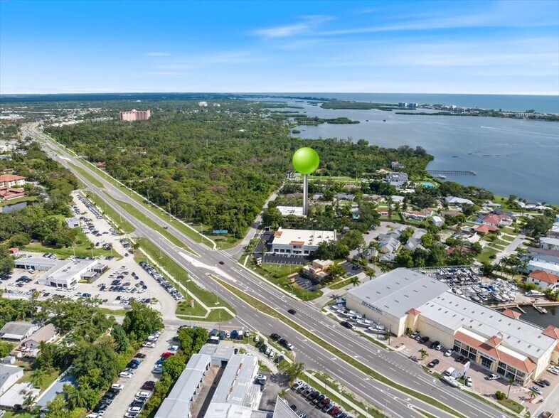 7820 S Holiday Dr, Sarasota, FL à louer - Photo du bâtiment - Image 1 de 13