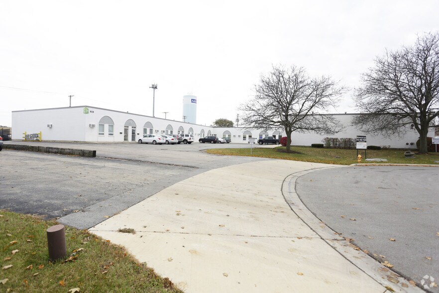 703 W Annoreno Dr, Addison, IL à louer - Photo principale - Image 1 de 11