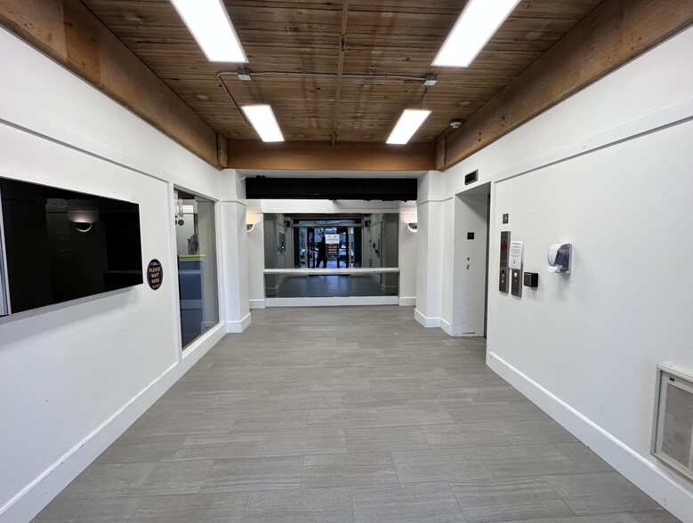 5200 SW Macadam Ave, Portland, OR for lease - Interior Photo - Image 2 of 3