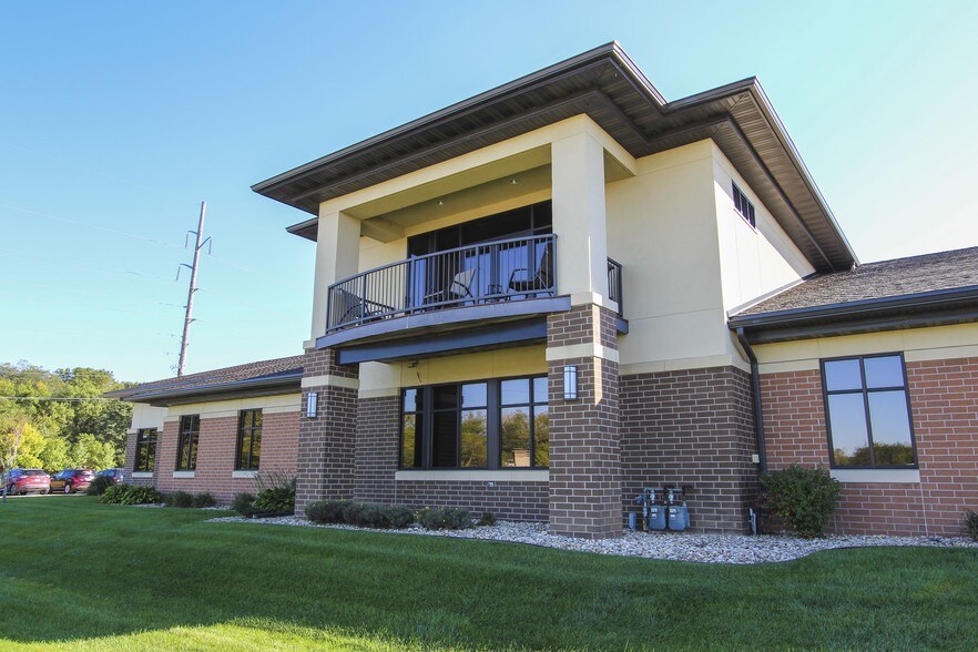 3015 Greyhound Dr, Waterloo, IA à louer - Photo du bâtiment - Image 1 de 46