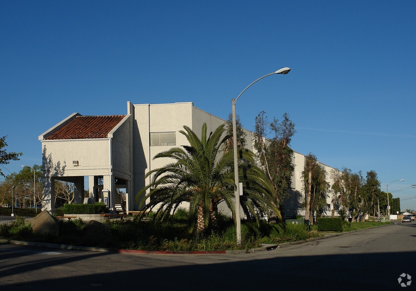 5555-5599 E Santa Ana Canyon Rd, Anaheim, CA for lease - Building Photo - Image 2 of 13