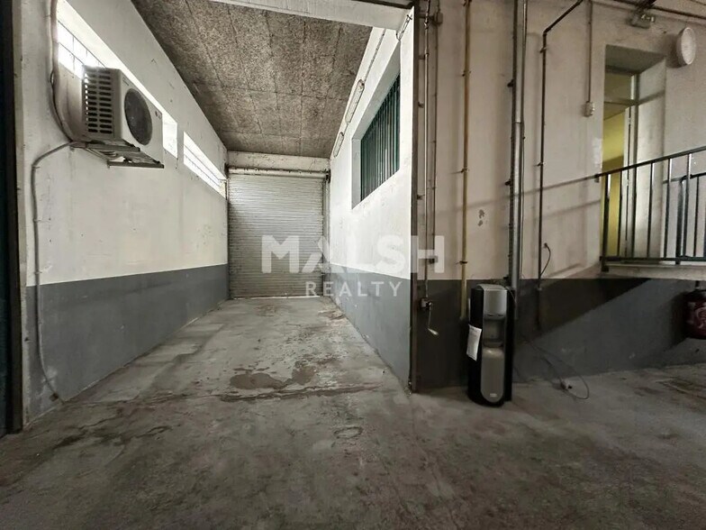 Local d'activités dans Décines-Charpieu à vendre - Photo du bâtiment - Image 2 de 11