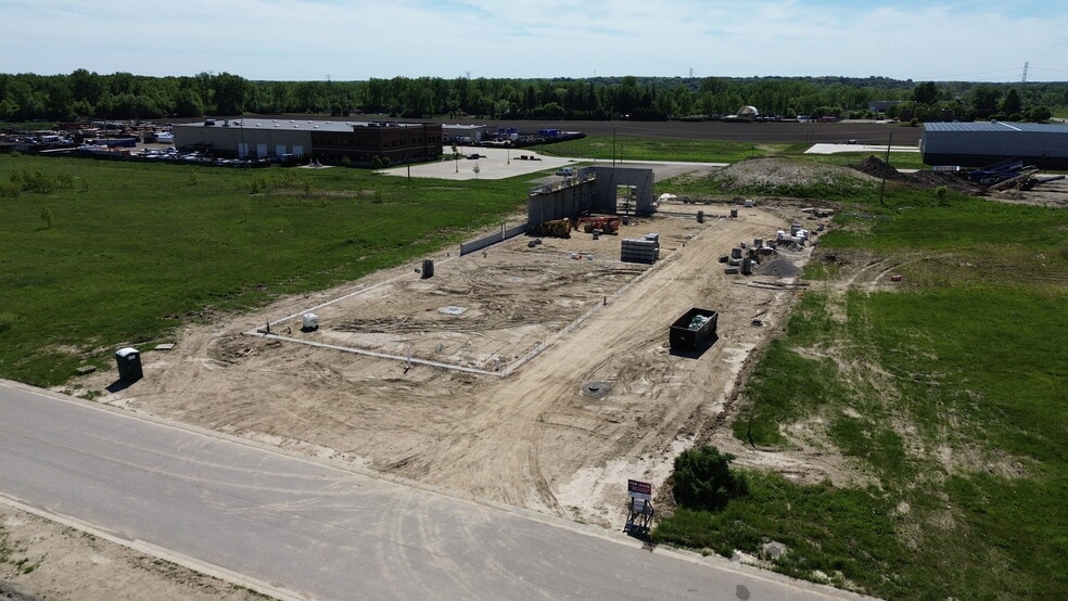70699 Beaver Creek Dr, Bruce Township, MI for lease - Building Photo - Image 2 of 5