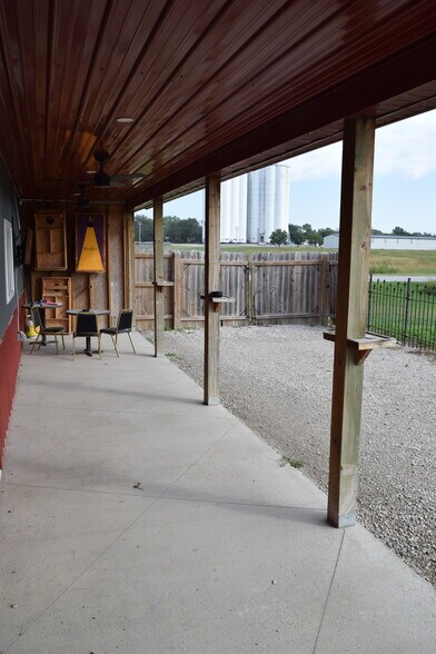 26192 NE Neosho Rd, Garnett, KS à louer - Photo du bâtiment - Image 3 de 16