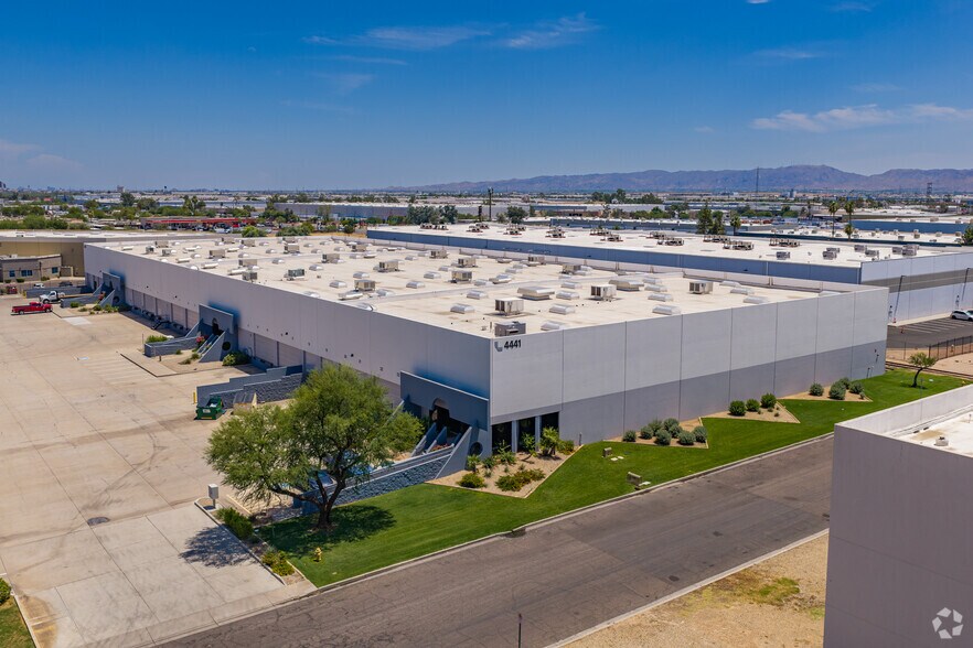 4441 W Polk St, Phoenix, AZ à louer - Photo du bâtiment - Image 1 de 7