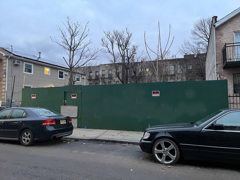 601 Ashford St, Brooklyn, NY for sale - Primary Photo - Image 1 of 4