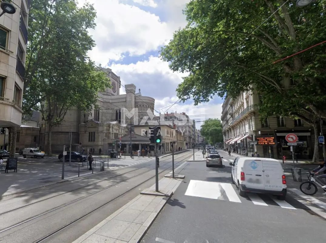 Retail in Lyon for lease Building Photo- Image 1 of 2