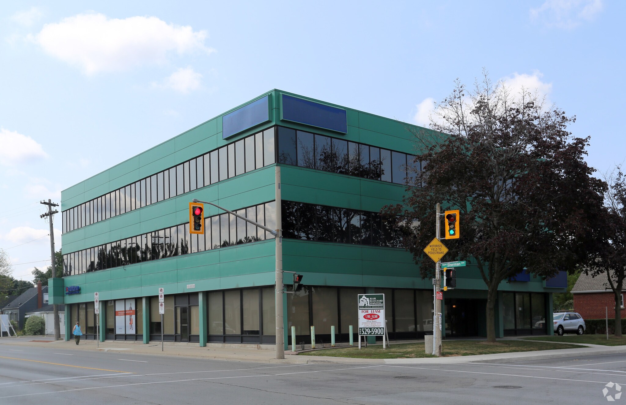 688 E Queensdale Ave, Hamilton, ON for sale Primary Photo- Image 1 of 1