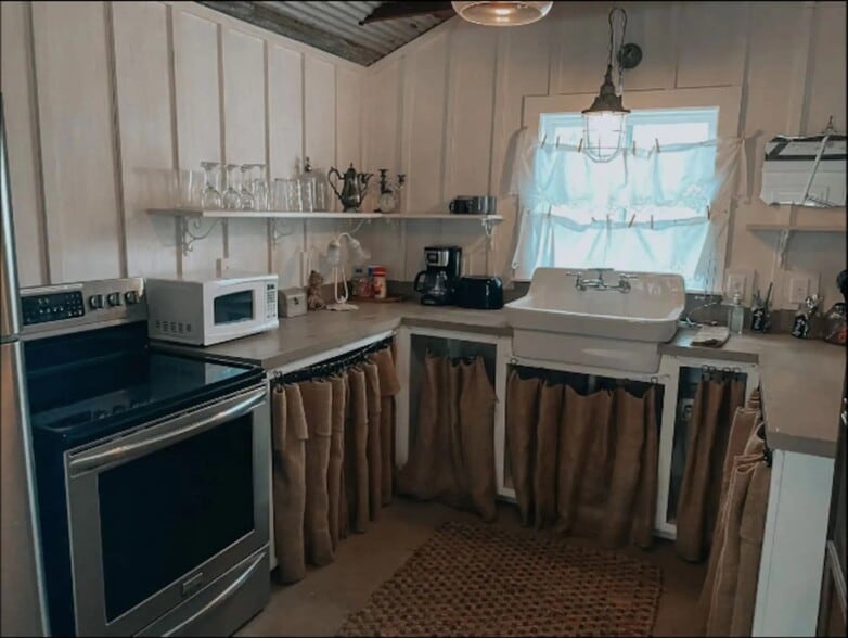 Residential Income - Portfolio Sale portfolio of 2 properties for sale on LoopNet.ca - Interior Photo - Image 2 of 24