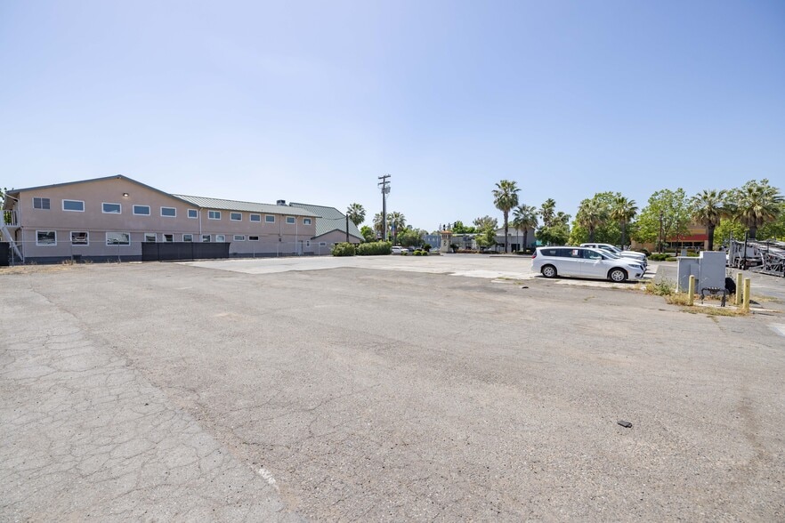 Auto Dealership Owner User/Redevelopment portfolio of 2 properties for sale on LoopNet.ca - Building Photo - Image 3 of 27