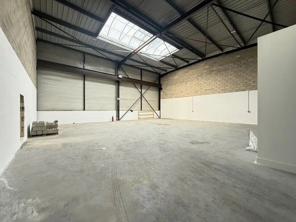 Flex in Le Thillay for lease Building Photo- Image 1 of 6