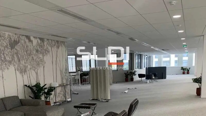 Bureau dans Vaulx-en-Velin à louer - Photo du bâtiment - Image 2 de 12