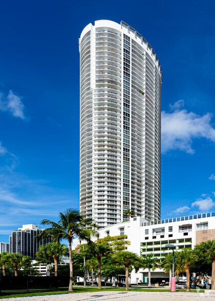 1750 N Bayshore Dr, Miami, FL à louer - Photo du bâtiment - Image 2 de 7