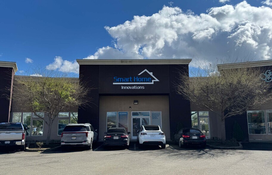 4930 E Ashlan Ave, Fresno, CA à louer - Photo du bâtiment - Image 1 de 1