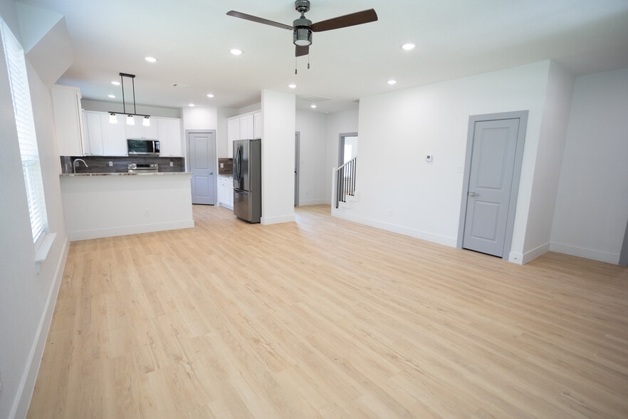 TCU Student Housing Portfolio portfolio of 3 properties for sale on LoopNet.ca - Building Photo - Image 2 of 26