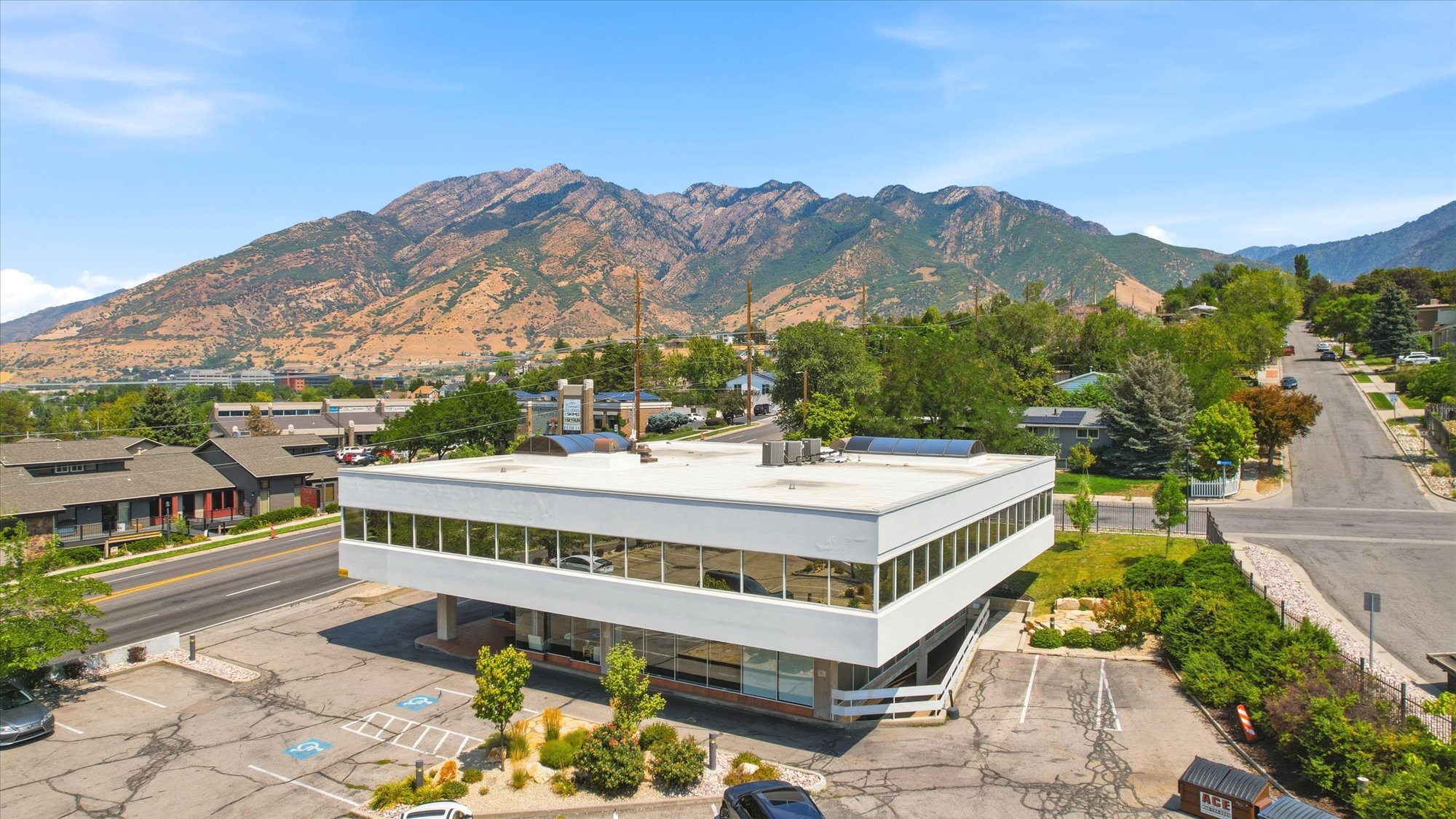 2450 E Fort Union Blvd, Cottonwood Heights, UT à vendre Photo du bâtiment- Image 1 de 29