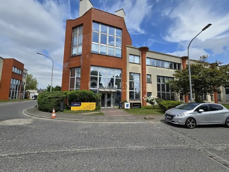 Office in La Courneuve for lease - Building Photo - Image 1 of 7